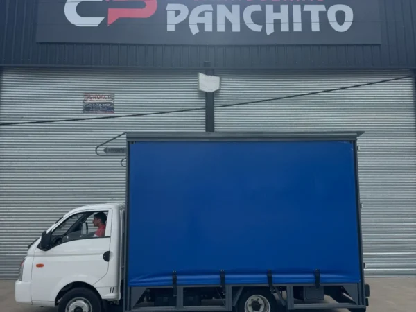 Camion Blanco Con Carroceria De Lona Azul