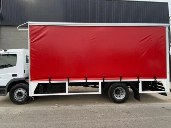 Camion Blanco Con Carroceria De Lona Roja Lateral