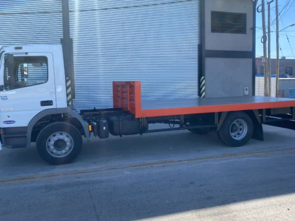 Camion Blanco Con Plataforma De Auxilio Mecanico