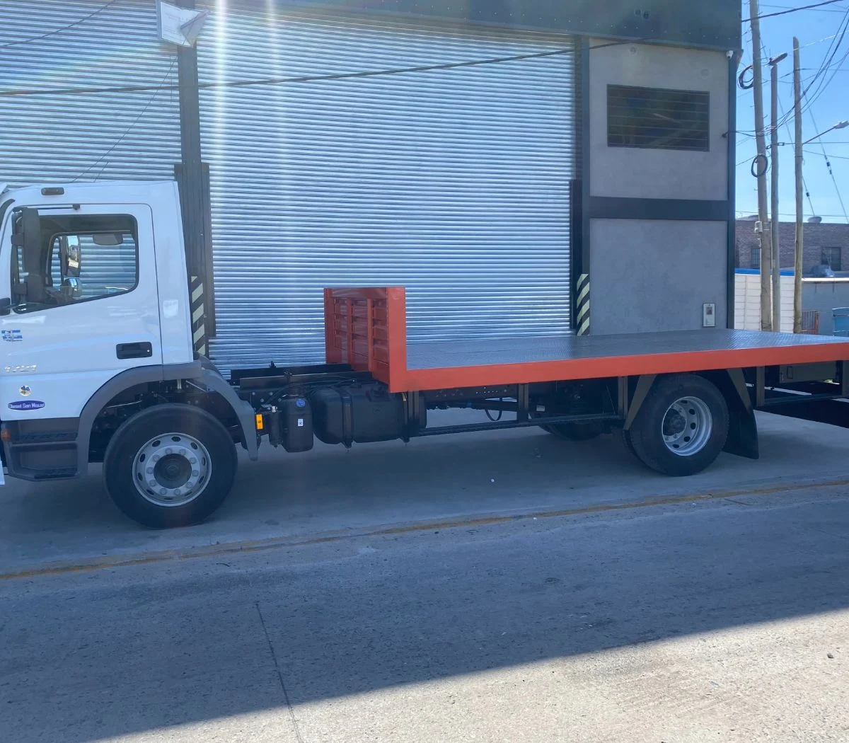 Camion Blanco Con Plataforma De Auxilio Mecanico