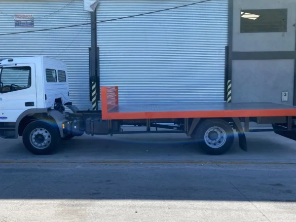 Camion Blanco Con Plataforma De Auxilio Naranja