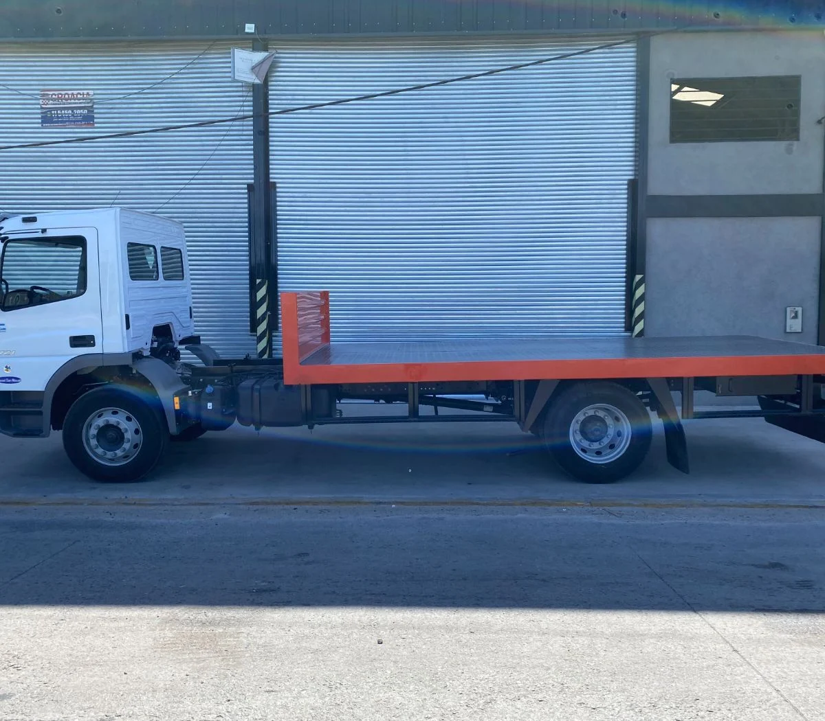 Camion Blanco Con Plataforma De Auxilio Naranja