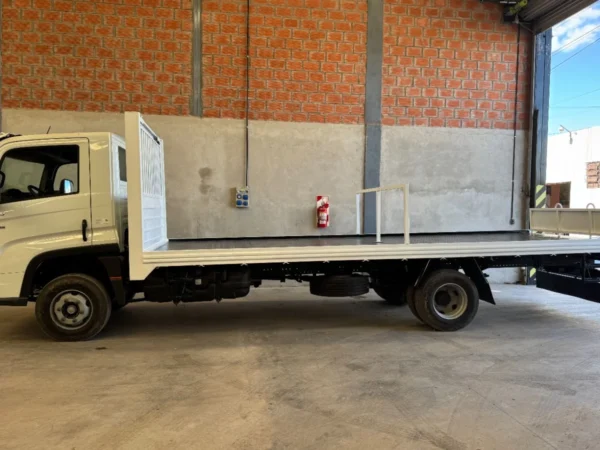 Camion Blanco Con Plataforma De Carga Abierta