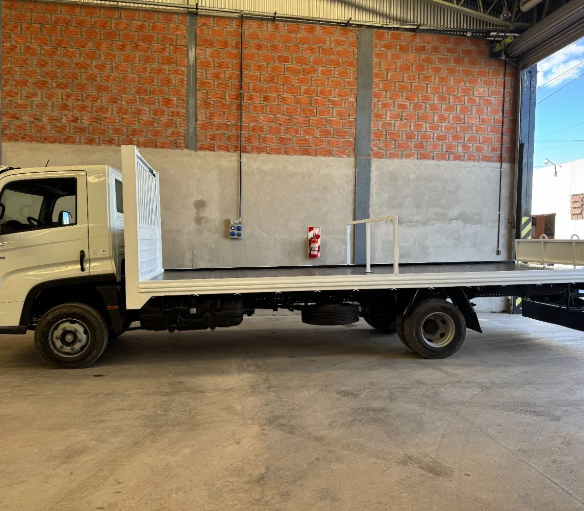 Camion Blanco Con Plataforma De Carga Abierta