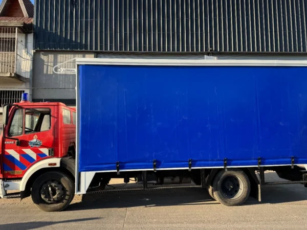 Camion Con Cabina Roja Y Caja Recubierta Con Lona