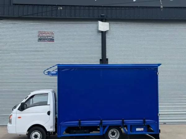 Camion Utilitario Blanco Con Carroceria Azul Para